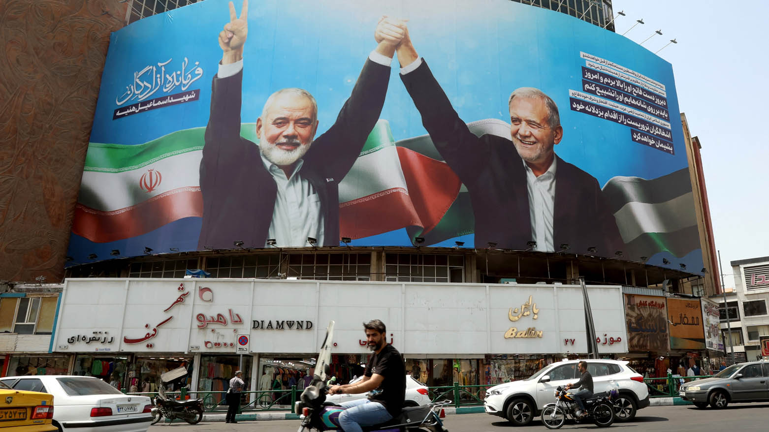 تصویر بزرگ مسعود پزشکیان، رئیس جمهور ایران و اسماعیل هنیه، رهبر فقید حماس در میدان ولیعصر تهران