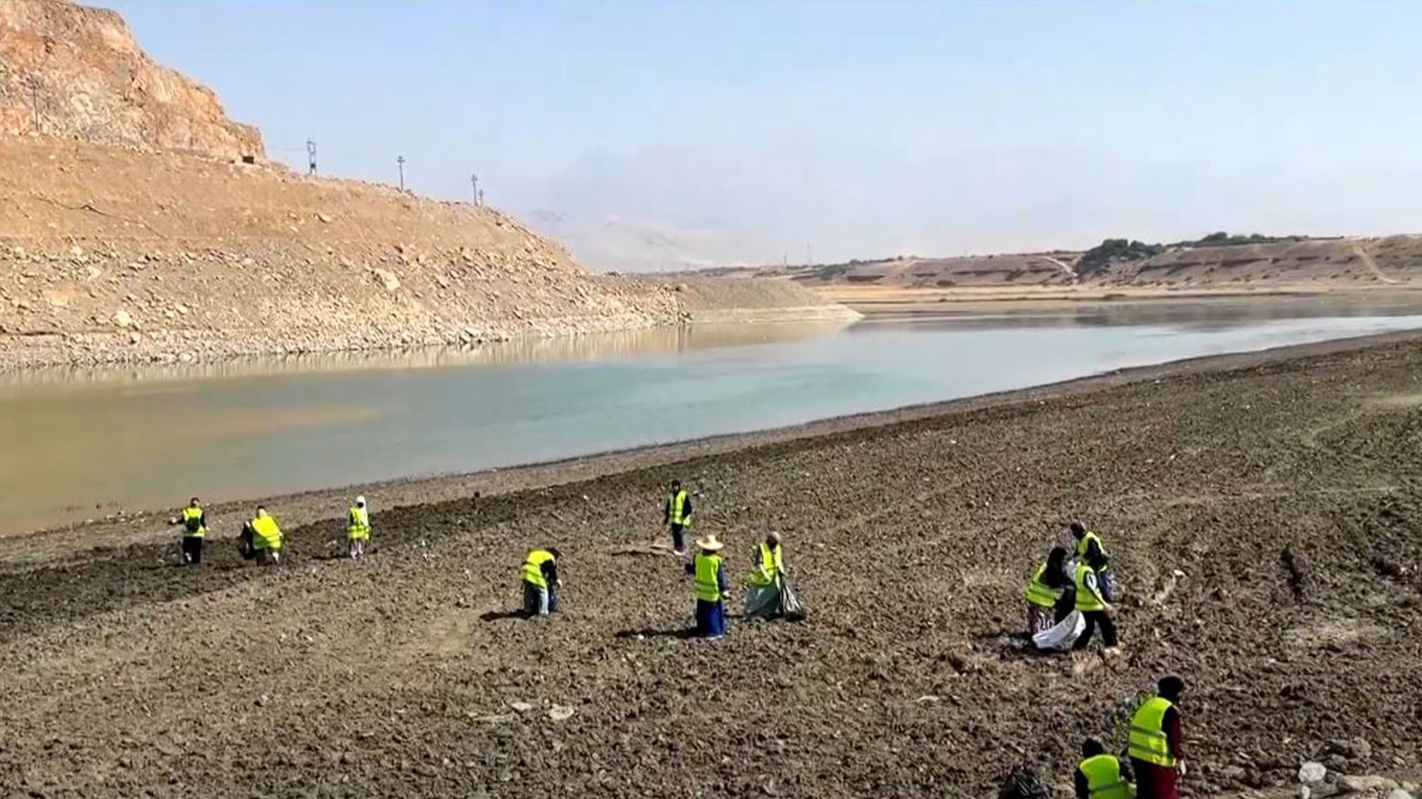 Gönüllü çevreciler Ranye Geçidi'ni çöplerden arındırdı