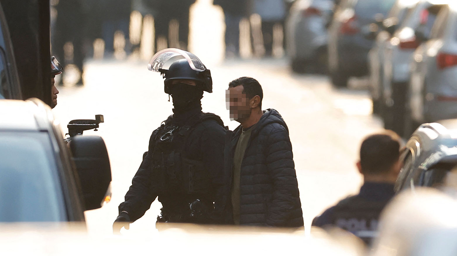 الشرطة الفرنسية تعتقل رجلا كان اتّخذ أربعة موظفين في مطعم رهائن في ضواحي باريس