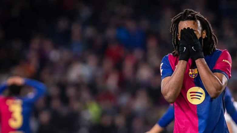 خەمناكی جۆلیس كۆندێ بەرگریكاری بارسێلۆنا دۆای گۆڵەكەی لیگانیس. 15 دێسێمبەری 2024