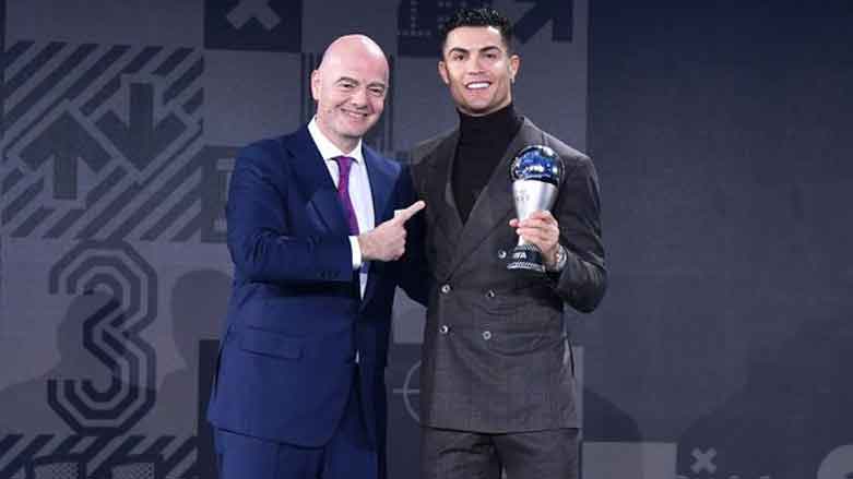 كریستیانۆ رۆناڵدۆ لەكاتی بردنەوەی خەڵاتی زە بێست لەگەڵ ئینفانتینۆ سەرۆكی فیفا