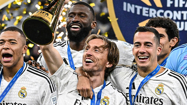 یاریزانانی ریال مەدرید لەكاتی بەرزكردنەوەی جامی كیشوەرەكان. دەوحە ـ یاریگەی لۆسێل ـ 18 دێسێمبەری 2022