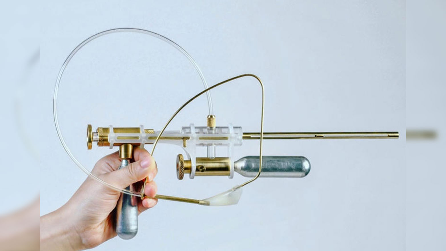 المسدس الذي اخترعته الفنانة التايوانية وشاركتها عبر إنستغرام