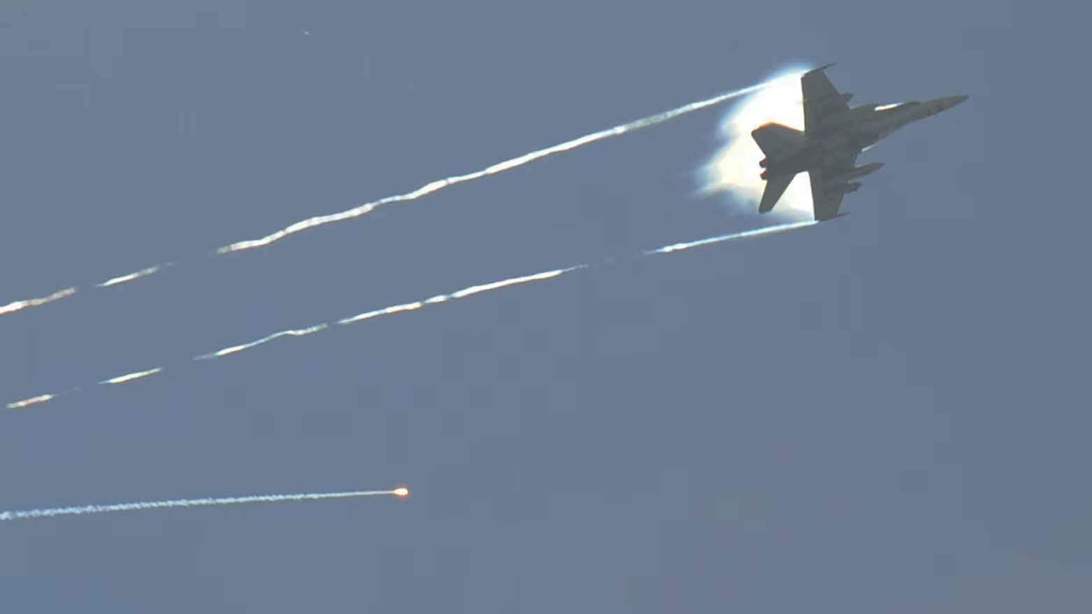 مقاتلة أميركية من طراز FA-18 تشارك في تدريبات بالذخيرة الحية في 15 مايو 2014 (فرانس برس)
