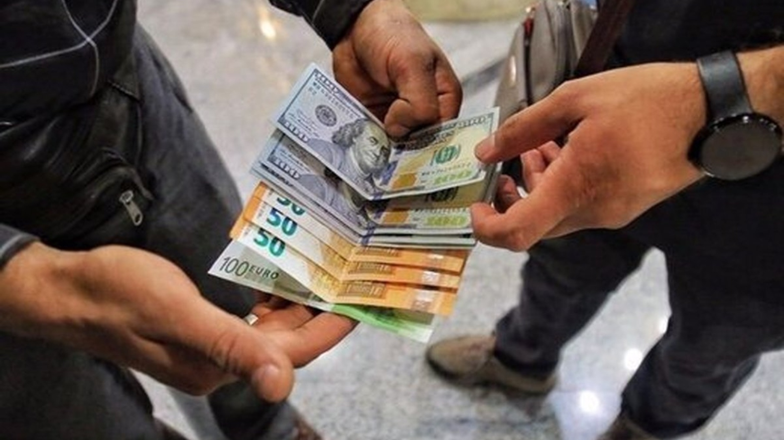 بهای دلار در بازار ایران از ٨١ هزار و ٥٠٠ تومان فراتر رفت