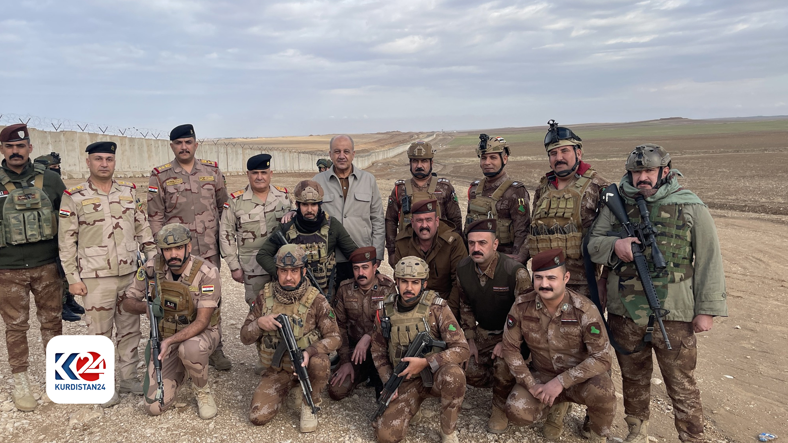 وزير الدفاع العراقي يتفقد الحدود مع سوريا