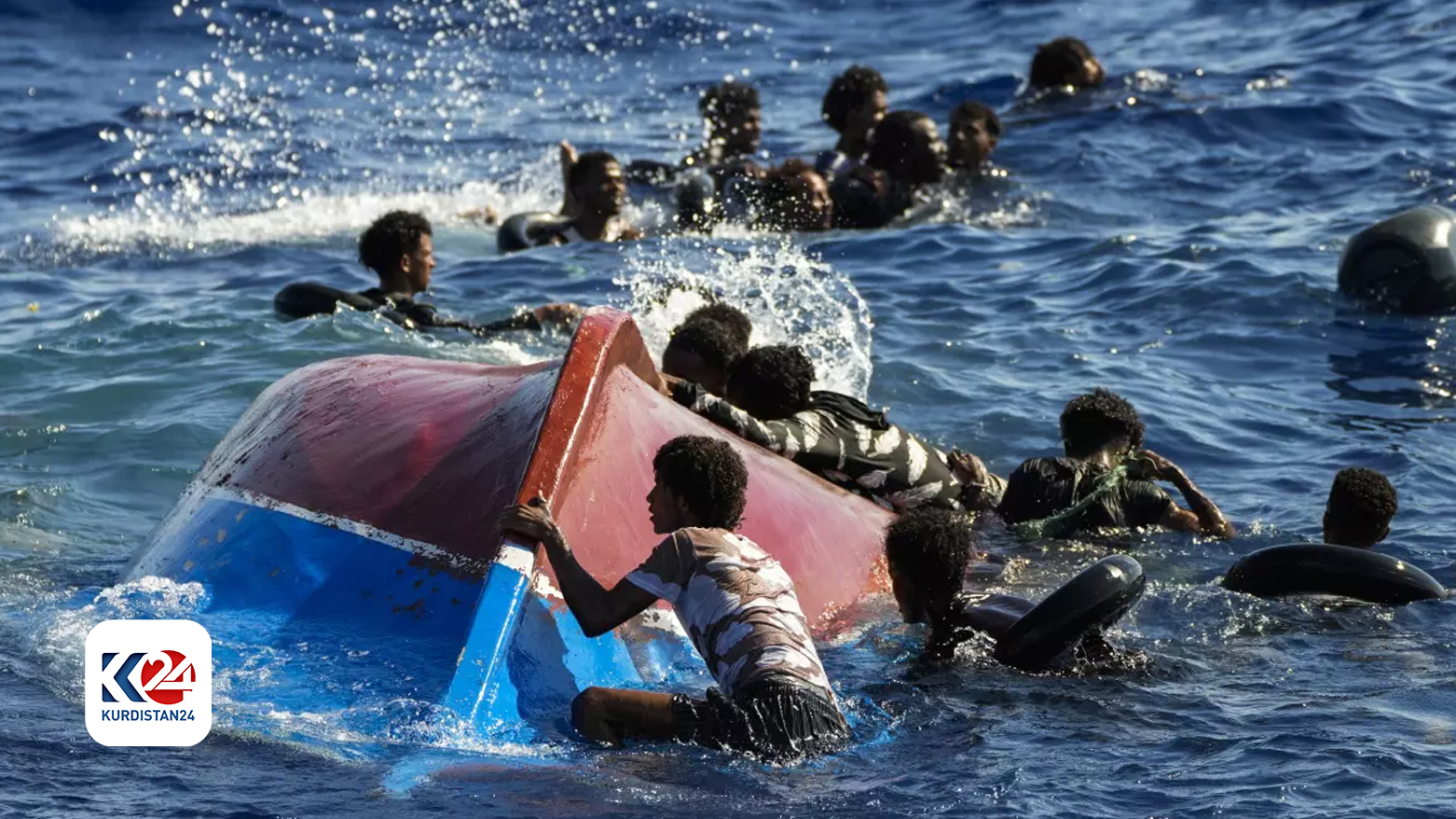 بينهم سوريون ومصريون.. فقدان 20 مهاجرا وإنقاذ آخرين إثر غرق قارب قبالة إيطاليا