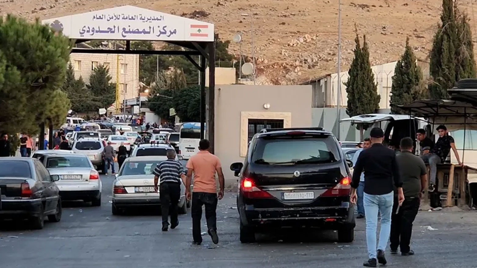 معبر المصنع بين لبنان ودمشق (رويترز)