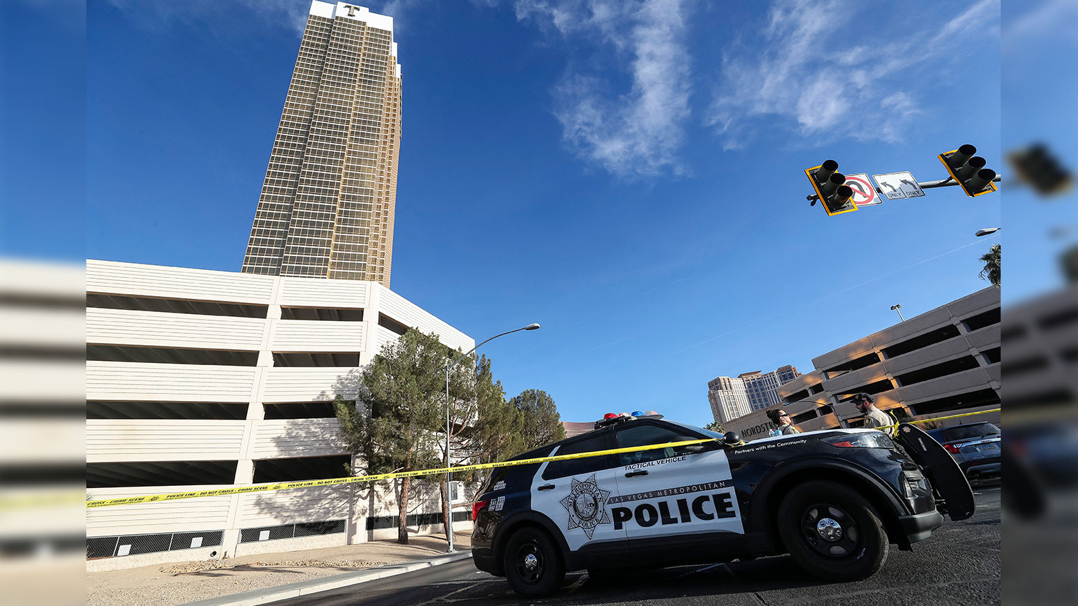 سيارة شرطة بالقرب من فندق يحمل اسم ترامب (فرانس برس)