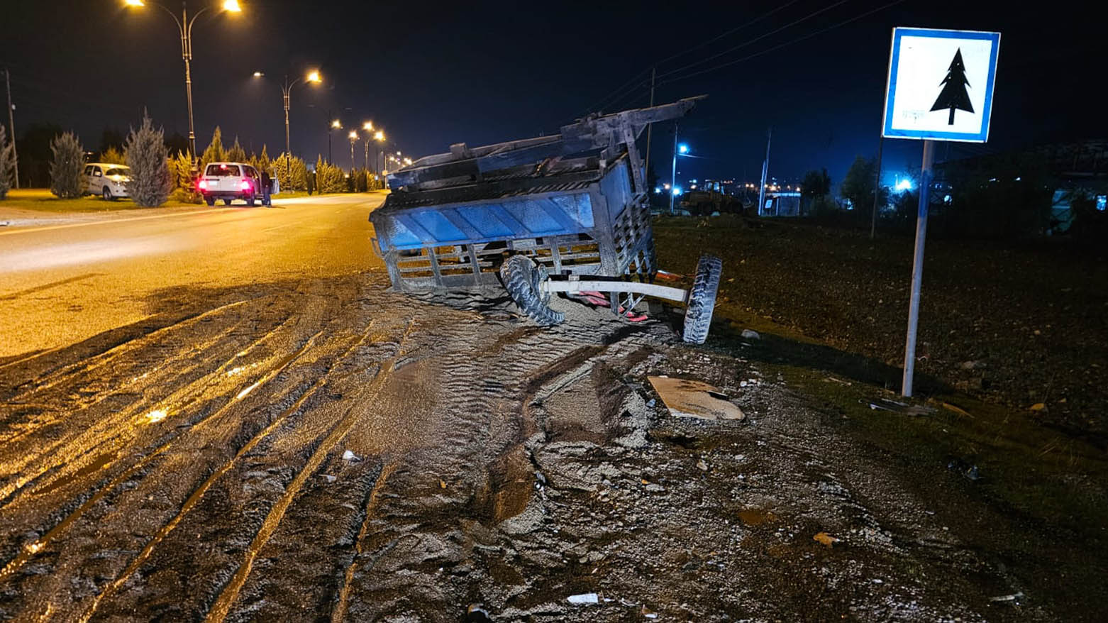 دیمەنی تەو تراکتۆرەی لەگەڵ ئۆتۆمبێلێکی تەکسی لێکیان داوە