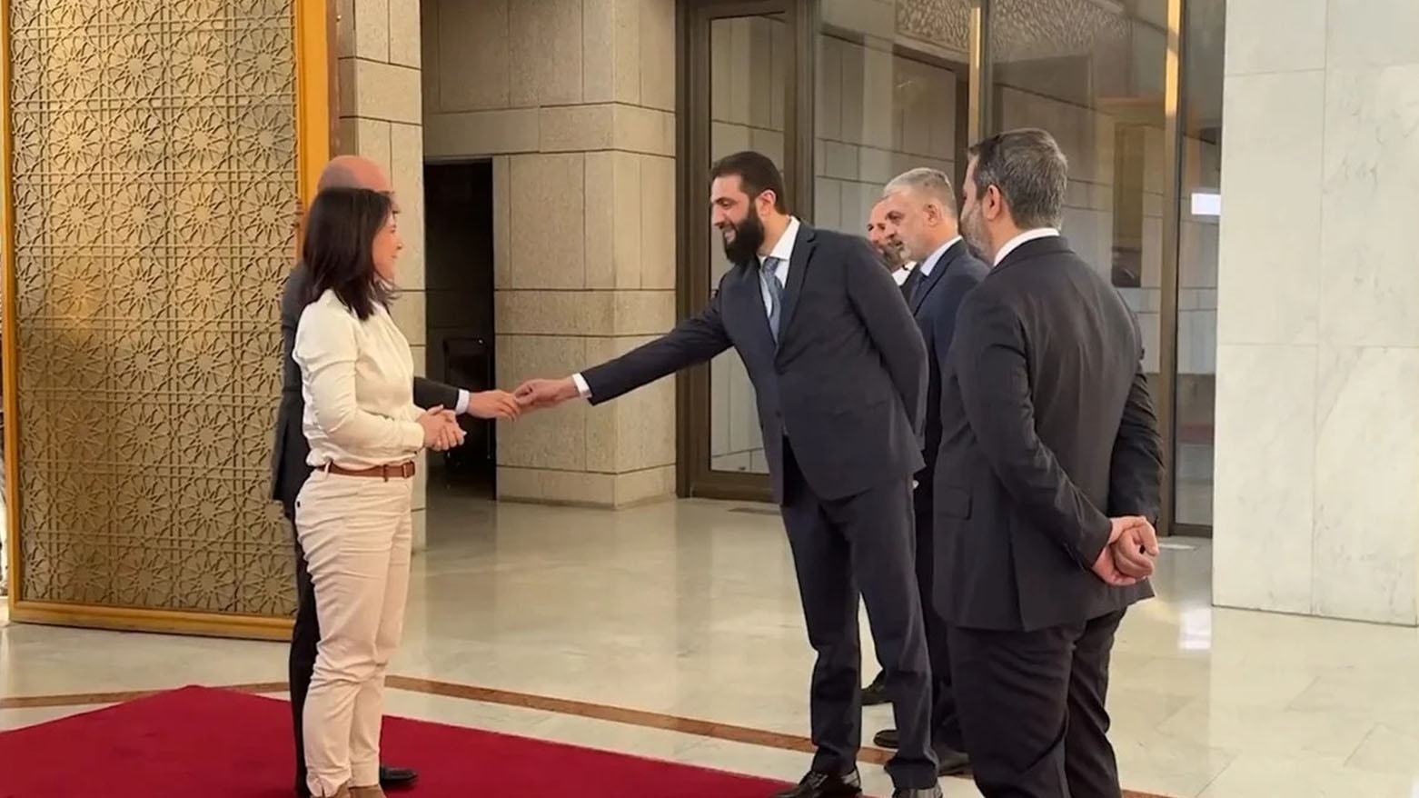 بعد جدل الامتناع عن المصافحة.. شبكة إعلام سورية تموه صورة بيربوك مع القيادات في دمشق