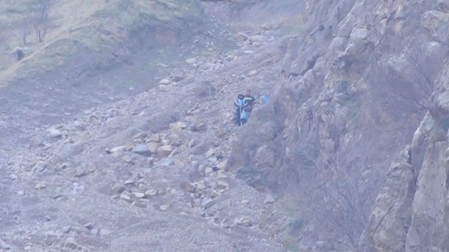 تیمەکانی بەرگریی شارستانیی سۆران هەوڵی هێنانەخوارەوەی تەرمی گەشتیارە عەرەبەکە دەدەن