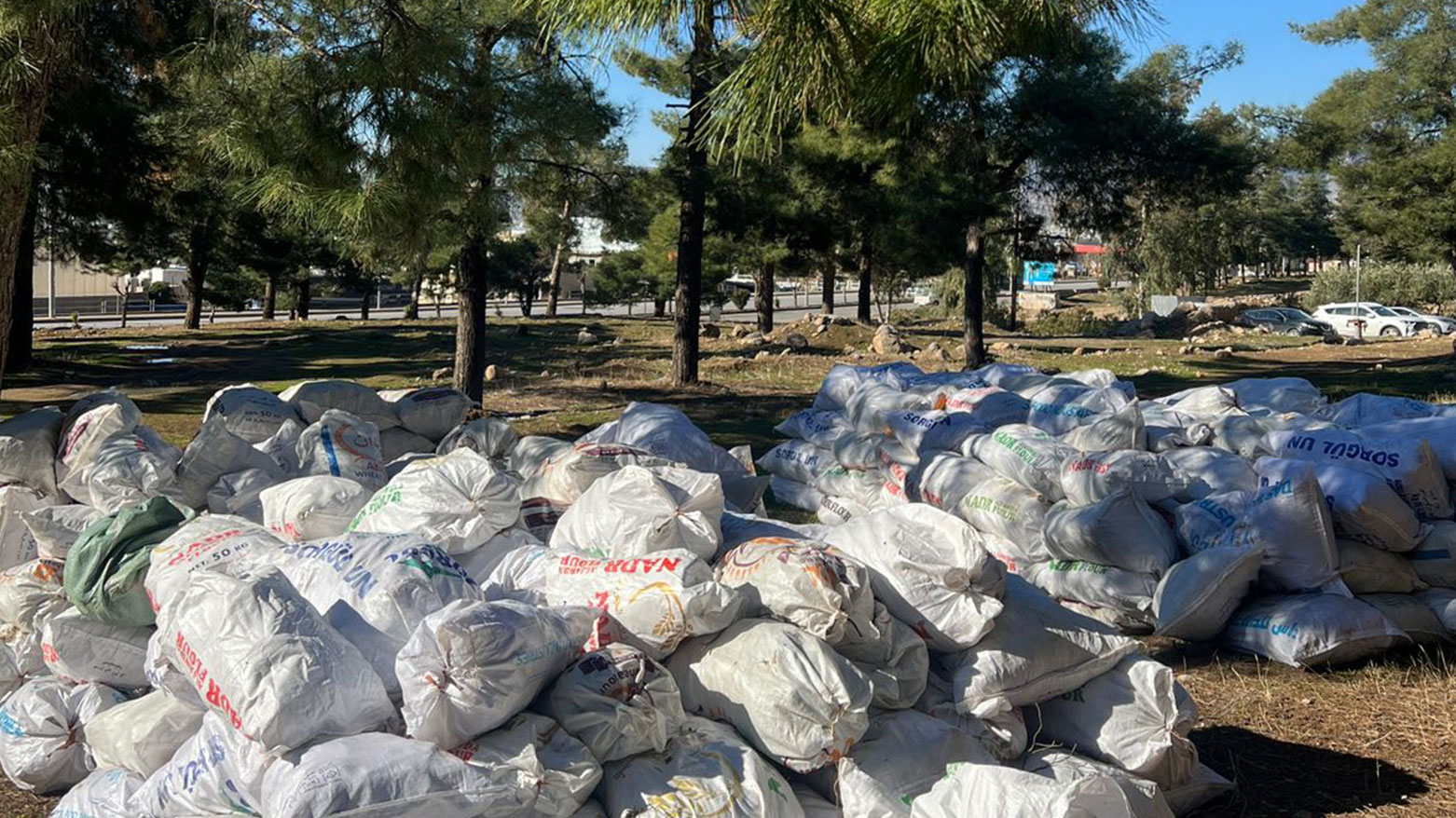 ناشطٌ بيئي في رانيا يجمع 7 أطنان من نفايات السياح الزجاجية والبلاستيكية
