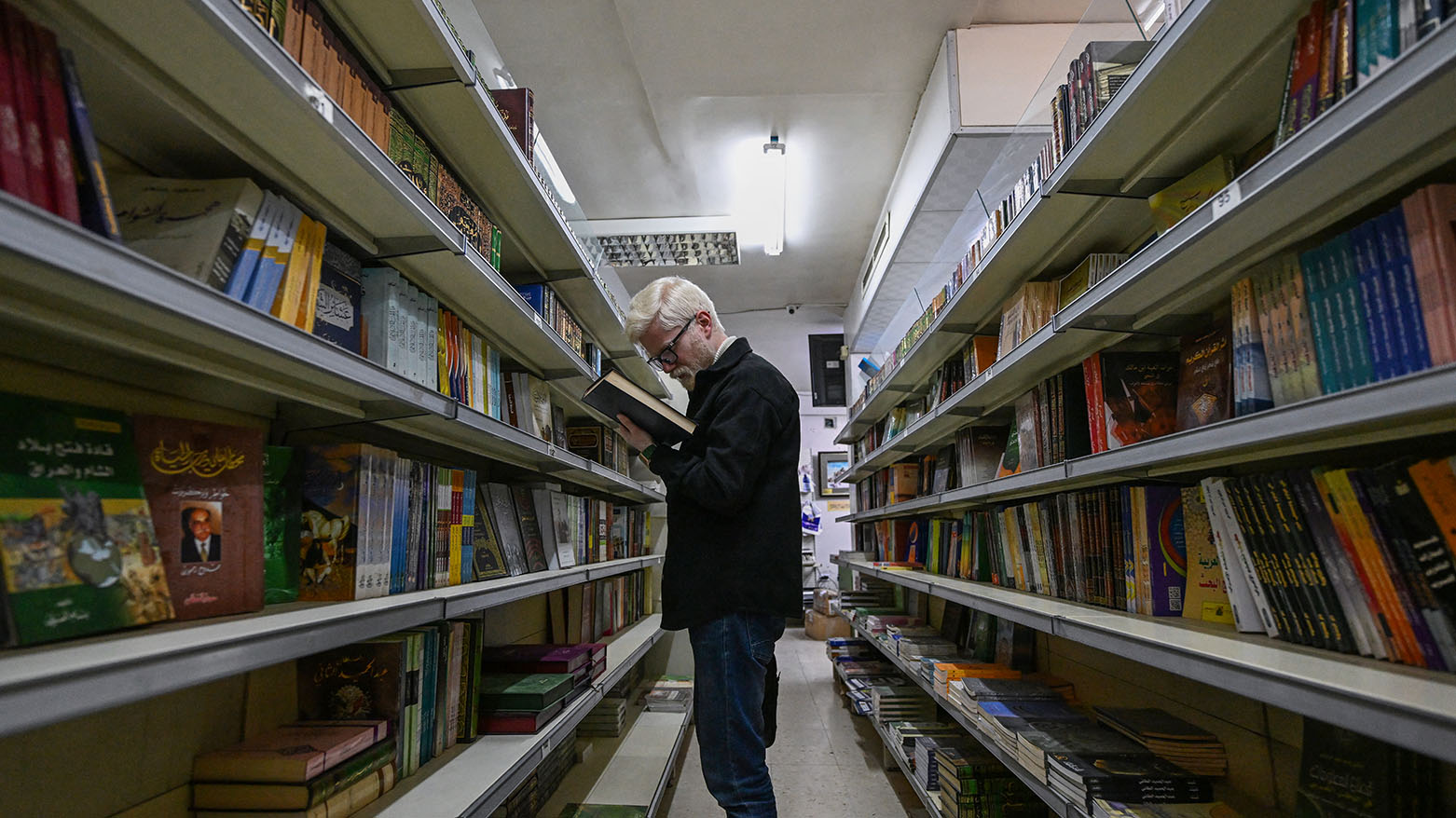 من الظلّ إلى الواجهة: كتب محظورة تعود إلى مكتبات دمشق