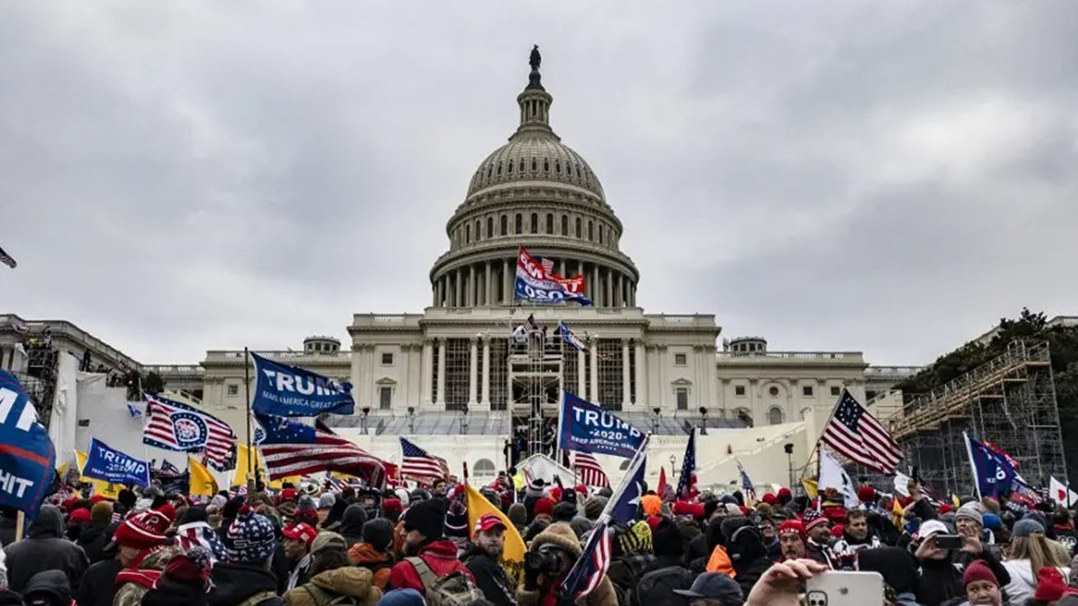 مقتل أحد المدانين باقتحام الكابيتول على يد الشرطة بعد شمولهم بعفو ترامب
