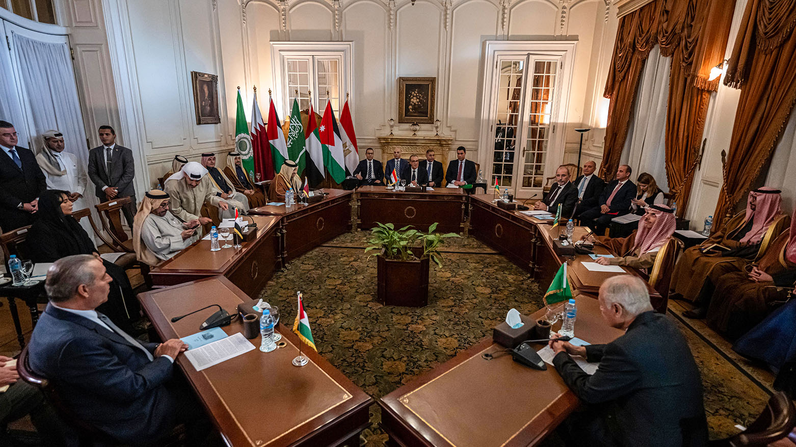 مصر والسعودية والأردن والإمارات وقطر: نرفض "اقتلاع" الفلسطينيين من أرضهم وتتمسّك بحل الدولتين