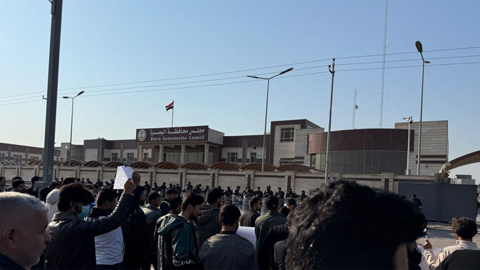 لە بەردەم ئەنجوومەنی پارێزگای بەسرە خۆپیشاندانە