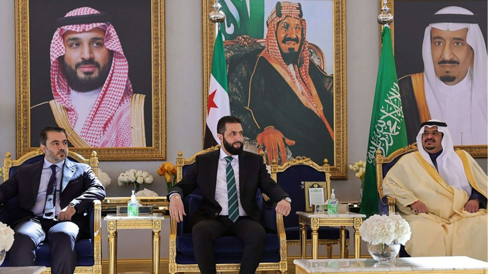 الشرع يصل إلى السعودية في أول زيارةٍ خارجية له منذ تسلّمه رئاسة سوريا