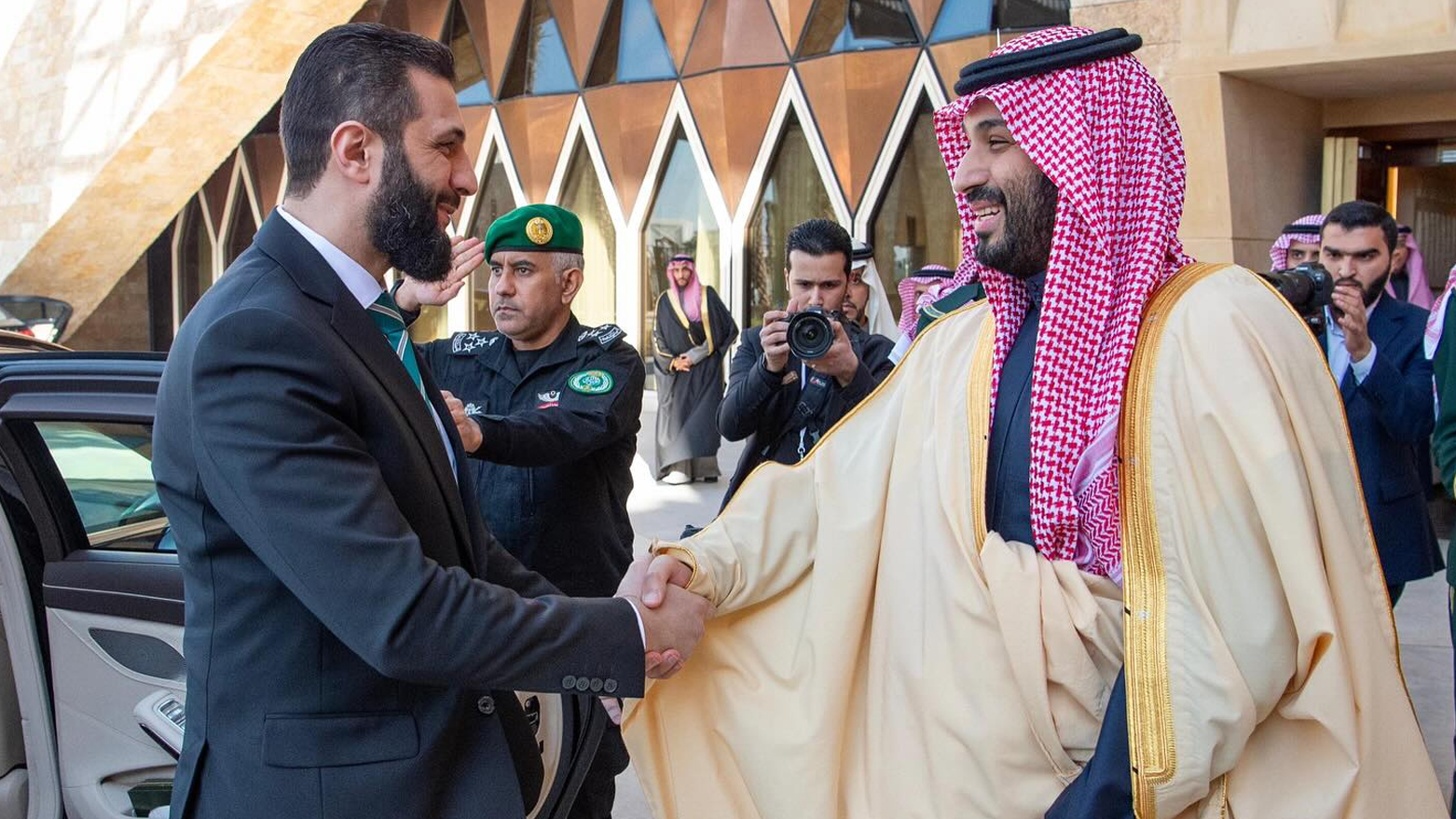 ولي العهد السعودي الأمير محمد بن سلمان والرئيس السوري للمرحلة الانتقالية أحمد الشرع