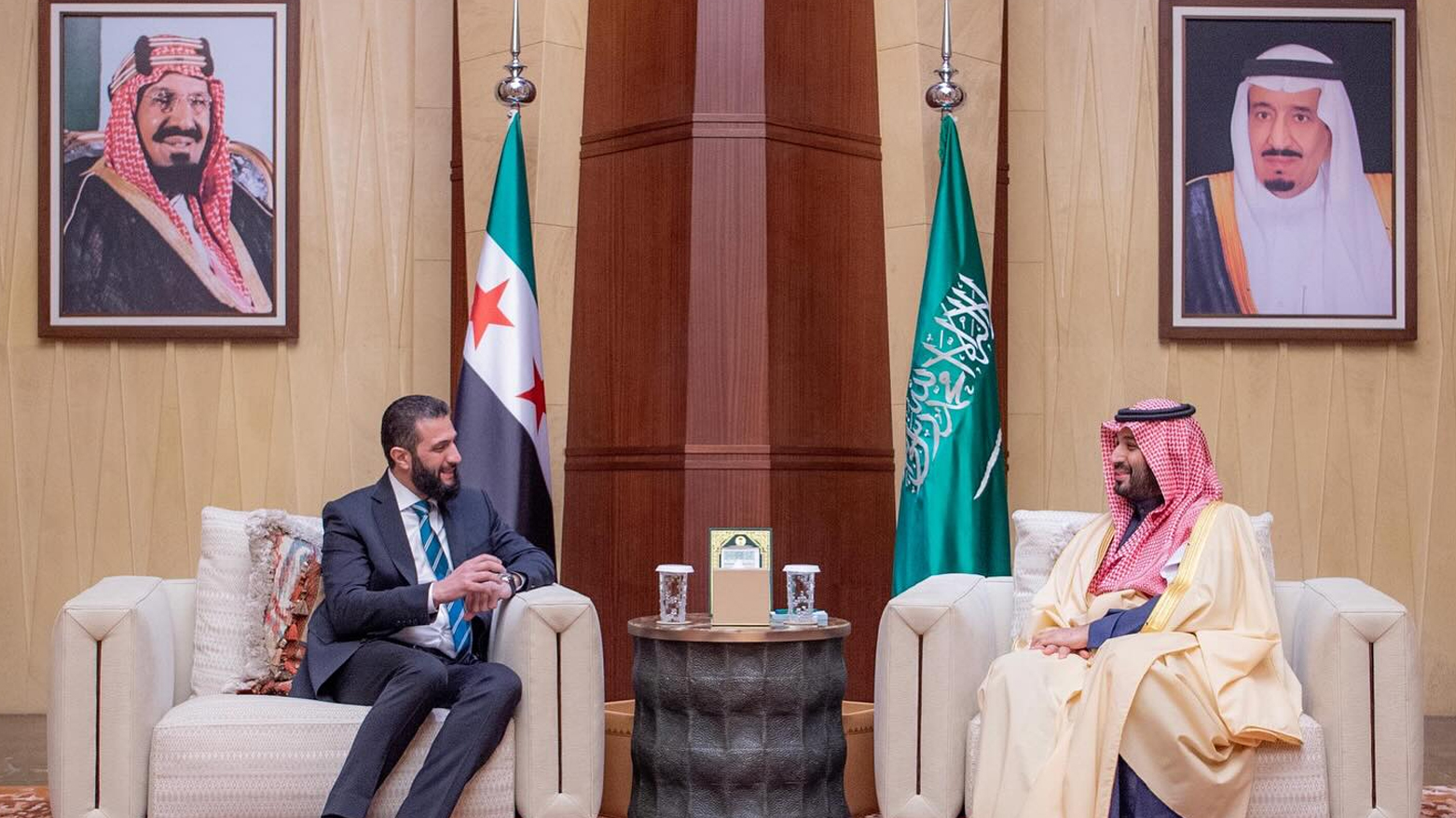 ولي العهد السعودي الأمير محمد بن سلمان والرئيس السوري للمرحلة الانتقالية أحمد الشرع