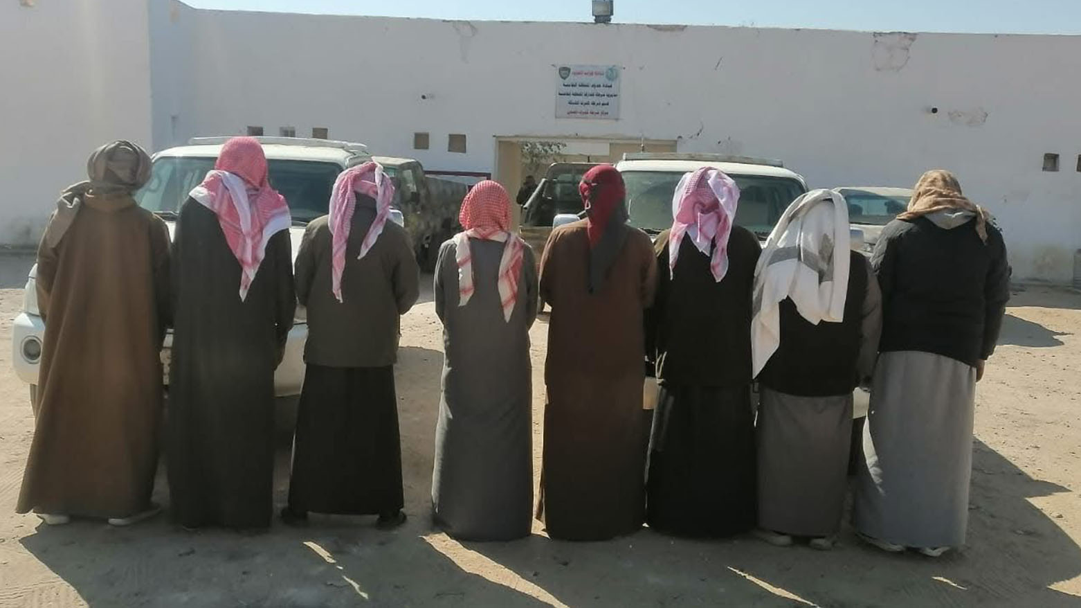 قوات الحدود تلقي القبض على 8 صيادين عرب في بادية النجف لمخالفتهم الضوابط القانونية