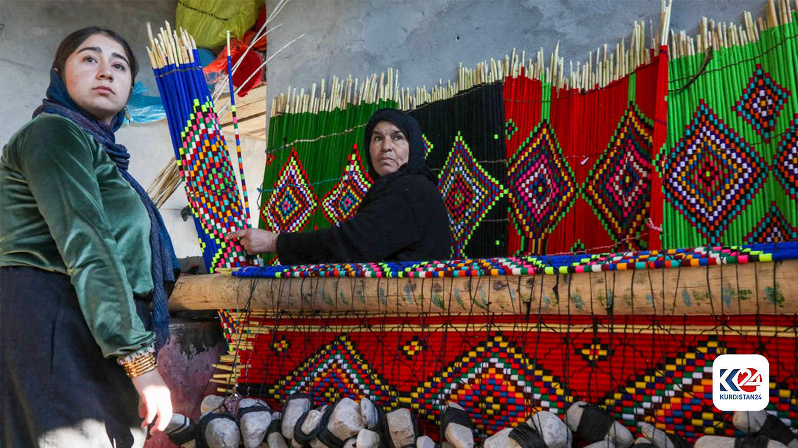 نساء كورديات يحافظن على حرفة حياكة السجاد الكوردي التقليدي