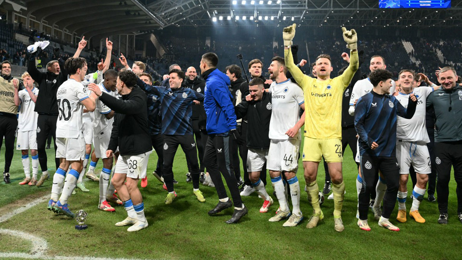 احتفال لاعبي كلوب بروج البلجيكي بالتأهل لثمن نهائي البطولة