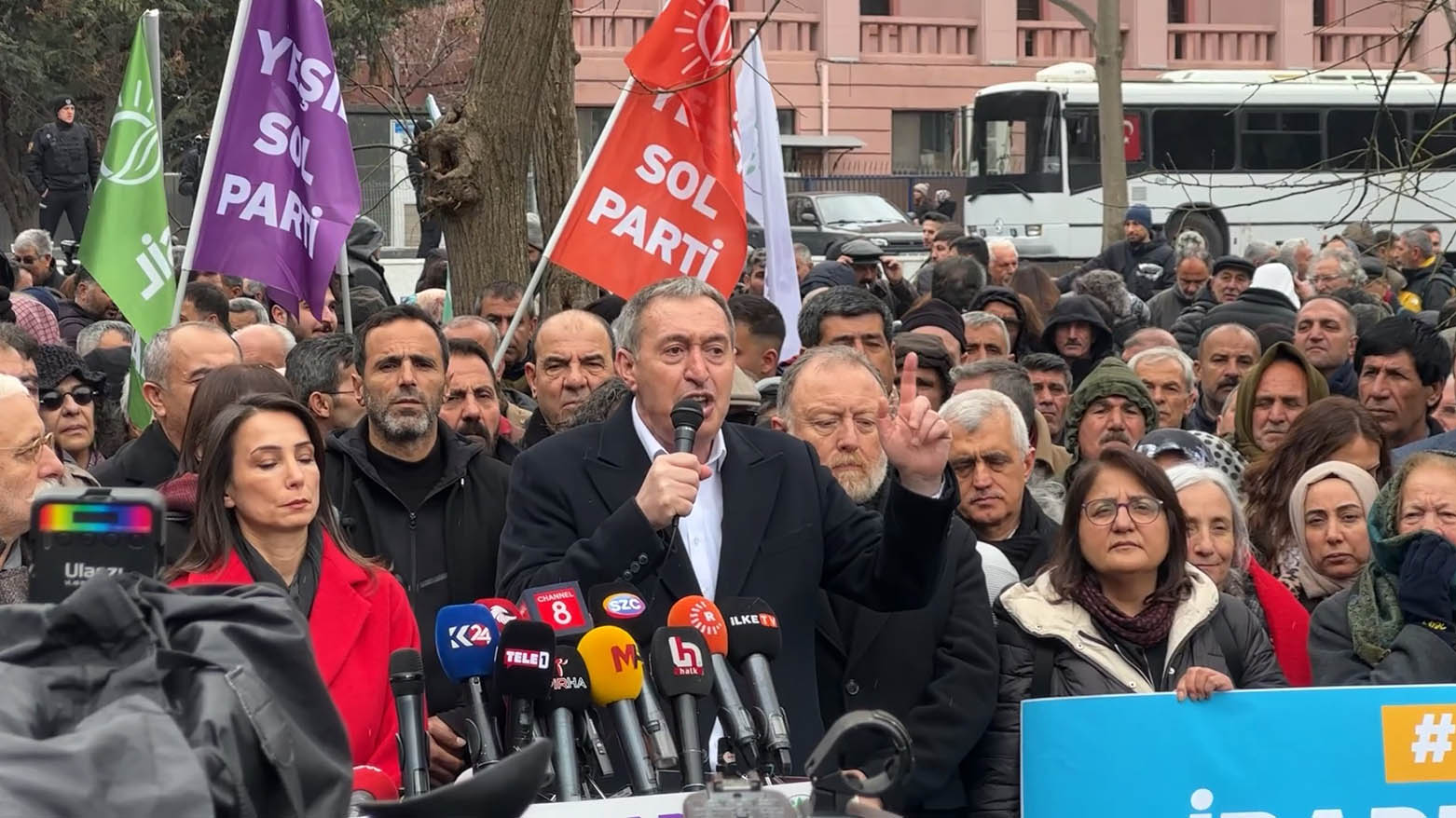 DEM Partî li Enqereyê li dijî danîna qeyuman derket