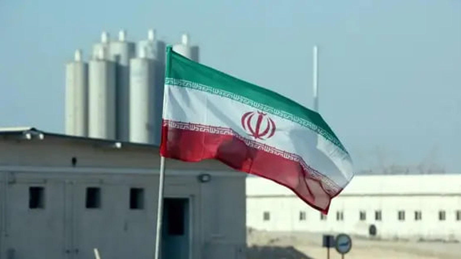 پرچم ایران در یک سایت هستهای