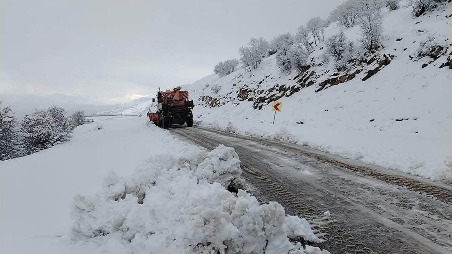 The Photo shows the snow removal team at the Independent Administration of Soran during their operation. (Photo: Kurdistan24)