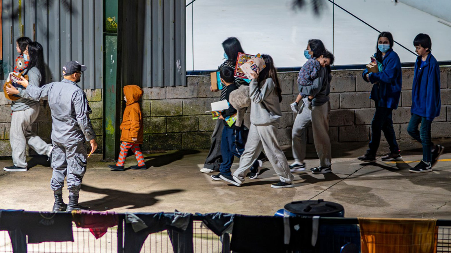 خلال ترحيل عشرات المهاجرين إلى المكسيك (فرانس برس)