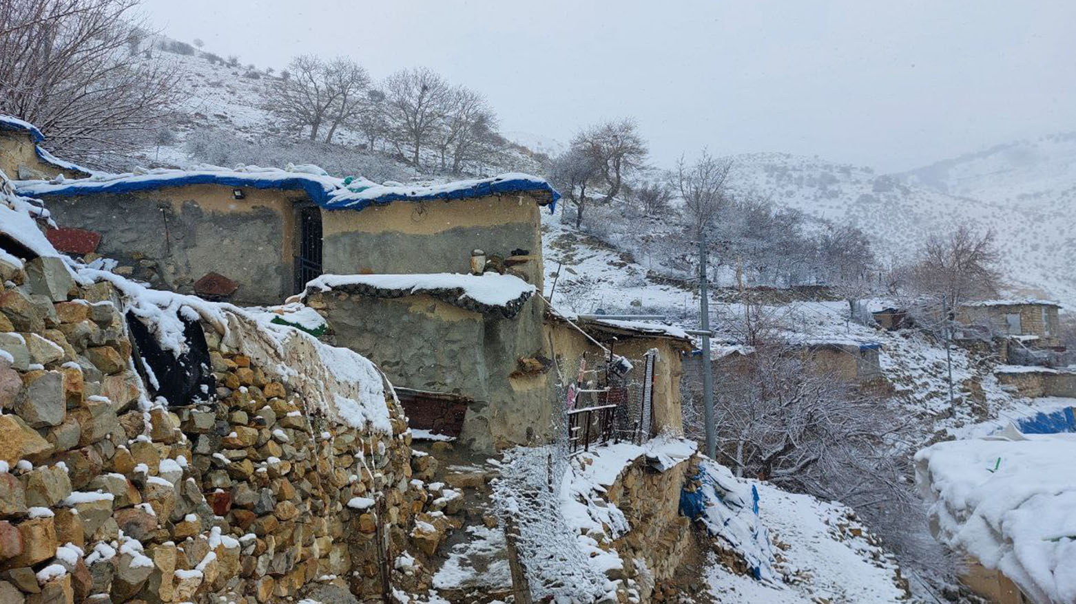 أهالي كوردستان يستمتعون بأجواء الثلوج والقرى الكوردية تكتسي بغطاء أبيض رائع