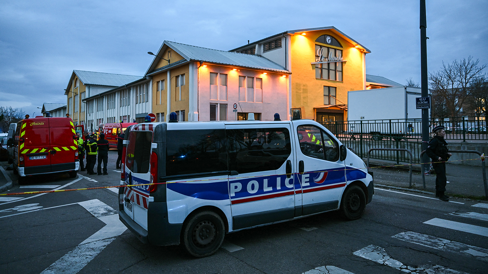 قتيل وخمسة جرحى في هجوم طعنا بفرنسا والمشتبه به مدرج على قائمة "الإرهاب"