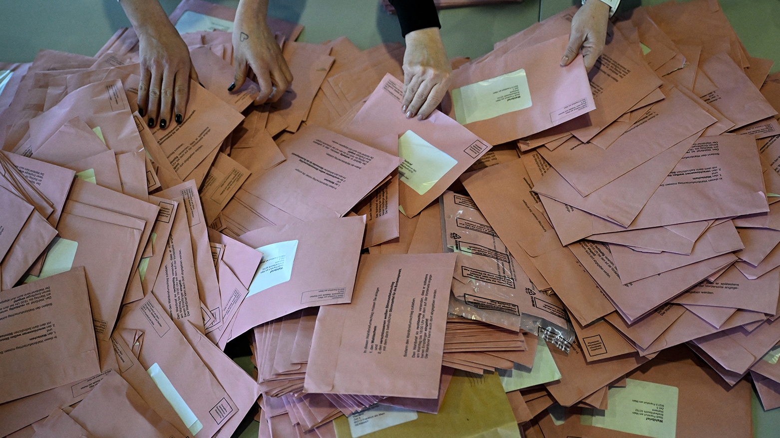 Many envelopes containing the votes of the German people. (Photo: Shkruar nga Liberale Website)