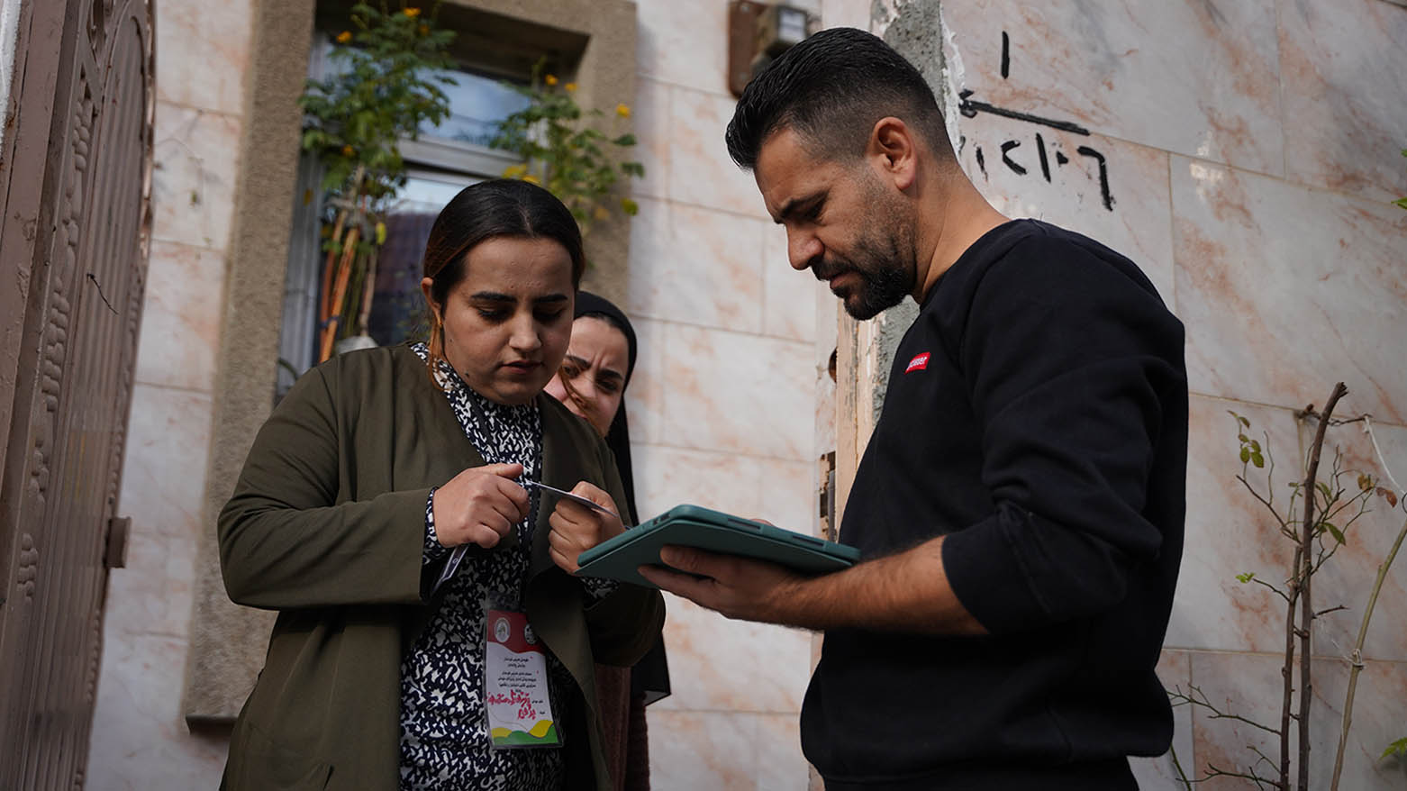 An Iraqi enumerator conducting the census process, 2024. (Photo: Kurdistan24)