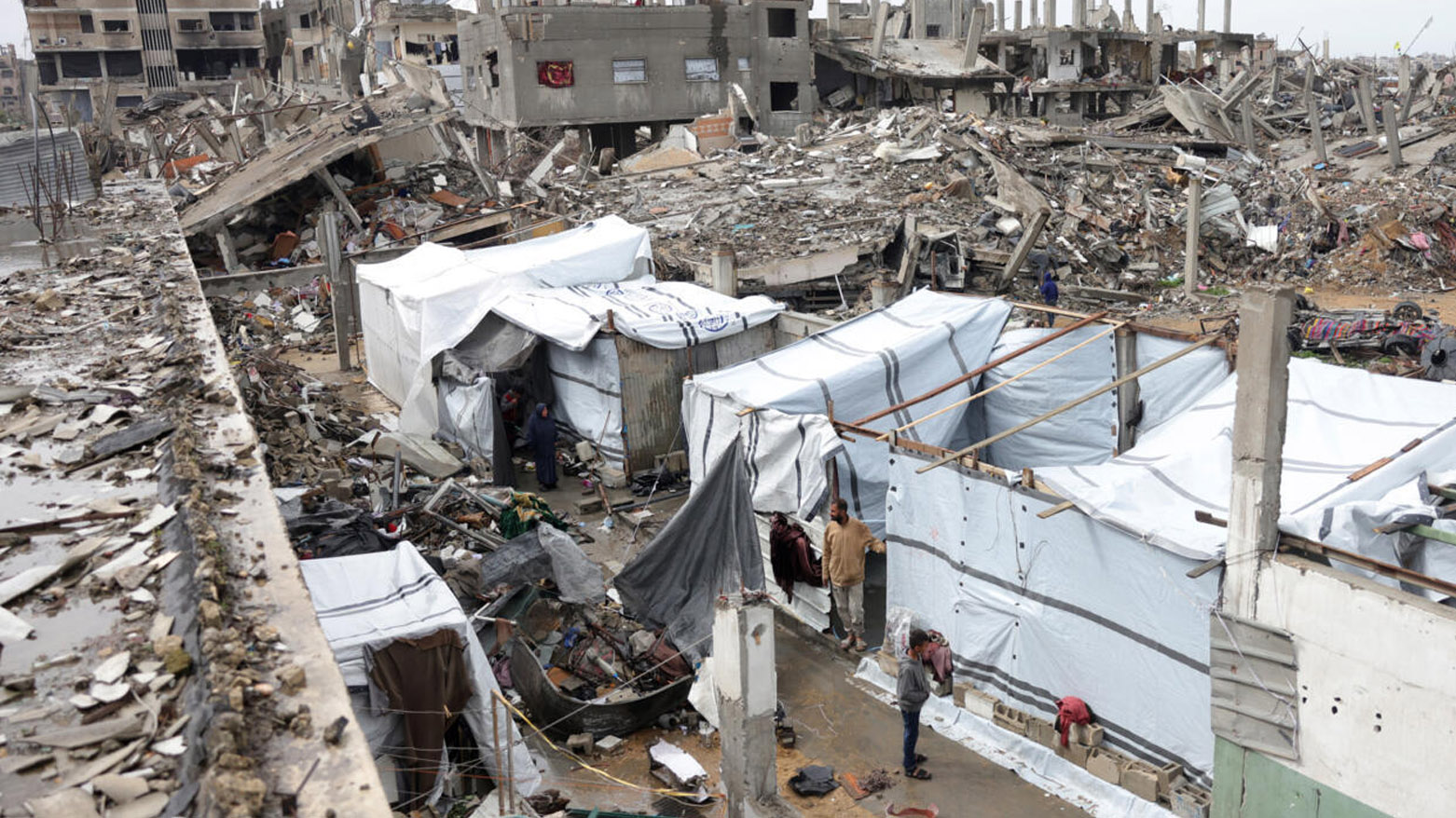 بسیاری از ساکنان غزه در پناهگاه‌های موقتی با کاهش دما برای زنده ماندن تلاش می‌کنند – عکس: ای اف پی