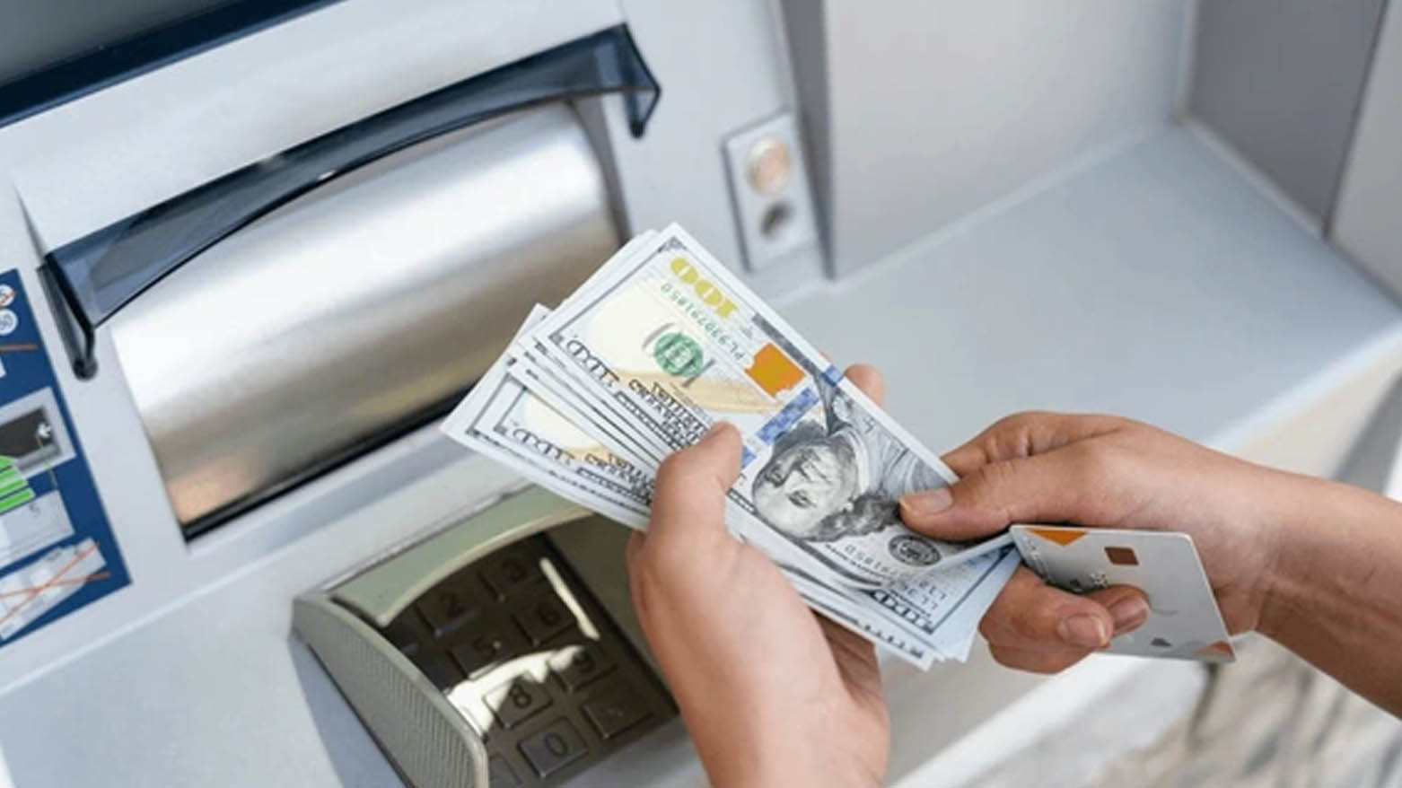 بانکێکی عێراق ڕاکێشانی دۆلار لە ڕێگەی 'ATM'ـەوە لە دەرەوەی وڵات ڕادەگرێت