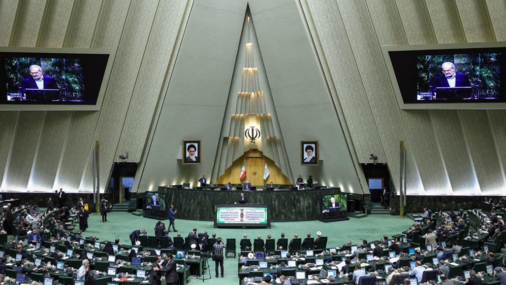 البرلمان الإيراني يعارض مقترح تدريس اللغات غير الفارسية
