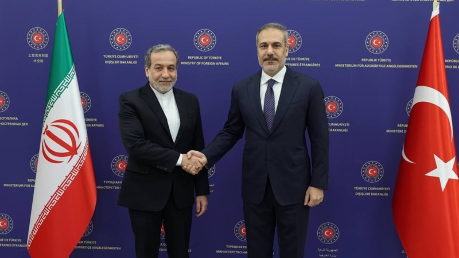 عکس آرشیوی هاکان فیدان و عباس عراقچی وزیران ترکیە و ایران