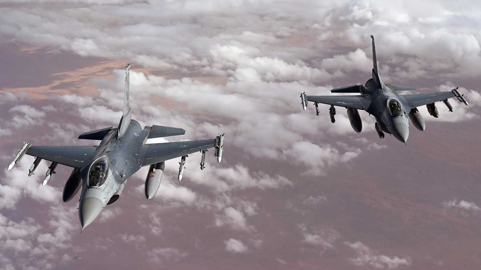 Two U.S. Air Force F-16 Fighting Falcons patrol the U.S. Central Command area of responsibility. (Photo: CENTCOM)