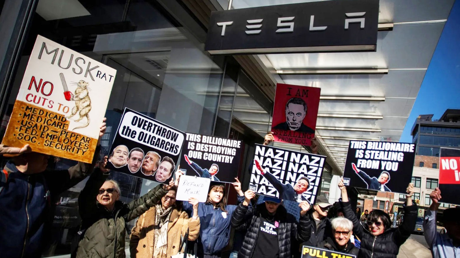 احتجاجات ضد ماسك في أميركا تندد بخفض الإنفاق الحكومي ودعوات لمقاطعة تسلا