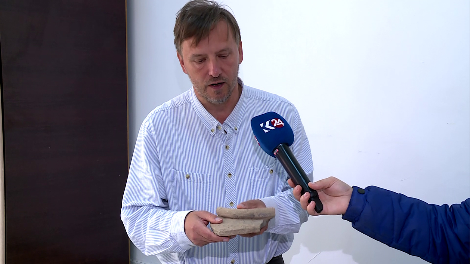 Professor Karel Novacek from Palacký University Olomouc holding one of the discovered pieces from the site. (Photo: Kurdistan24)