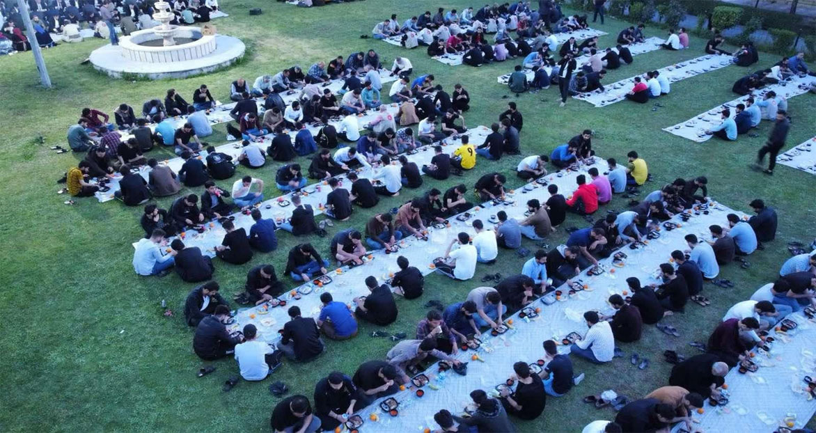 خوانی ئێوارەی قوتابییانی بەشەناوخۆیی زانکۆی سەڵاحەدین لە مانگی ڕەمەزاندا