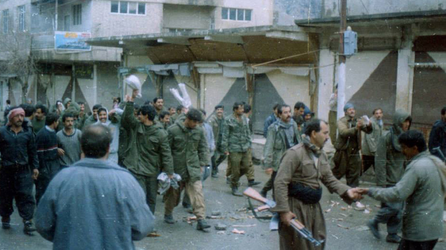 مبارزان کورد در حال قیام علیه رژیم بعث در سال ۱۹۹۱