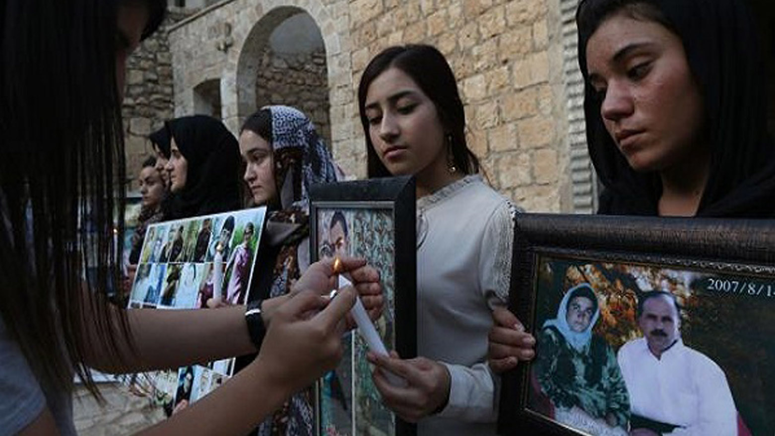 ایزدیها تصاویر قربانیان نسل‌کشی توسط داعش را نشان می‌دهند