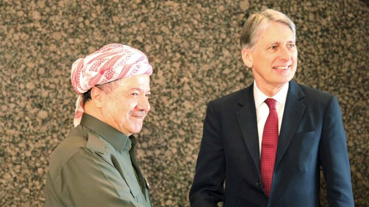 President Masoud Barzani (L) shakes hands with Britain's Foreign Secretary Philip Hammond in Irbil, Kurdistan Region, March 17, 2016. (Photo: VOA)