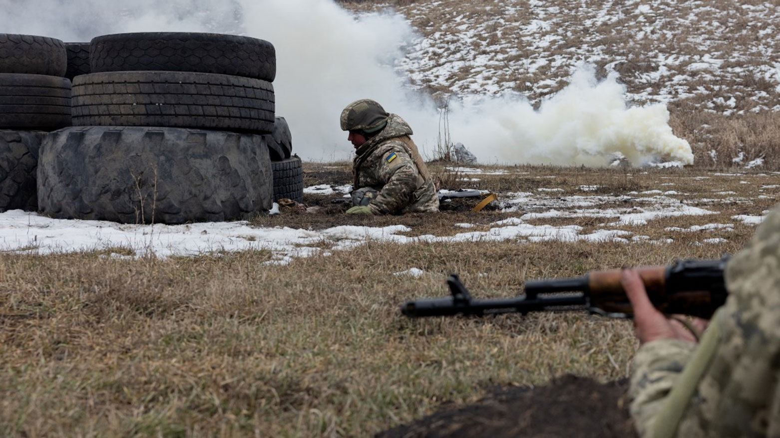 جندي أوكراني في حقل تدريب عسكري (فرانس برس)
