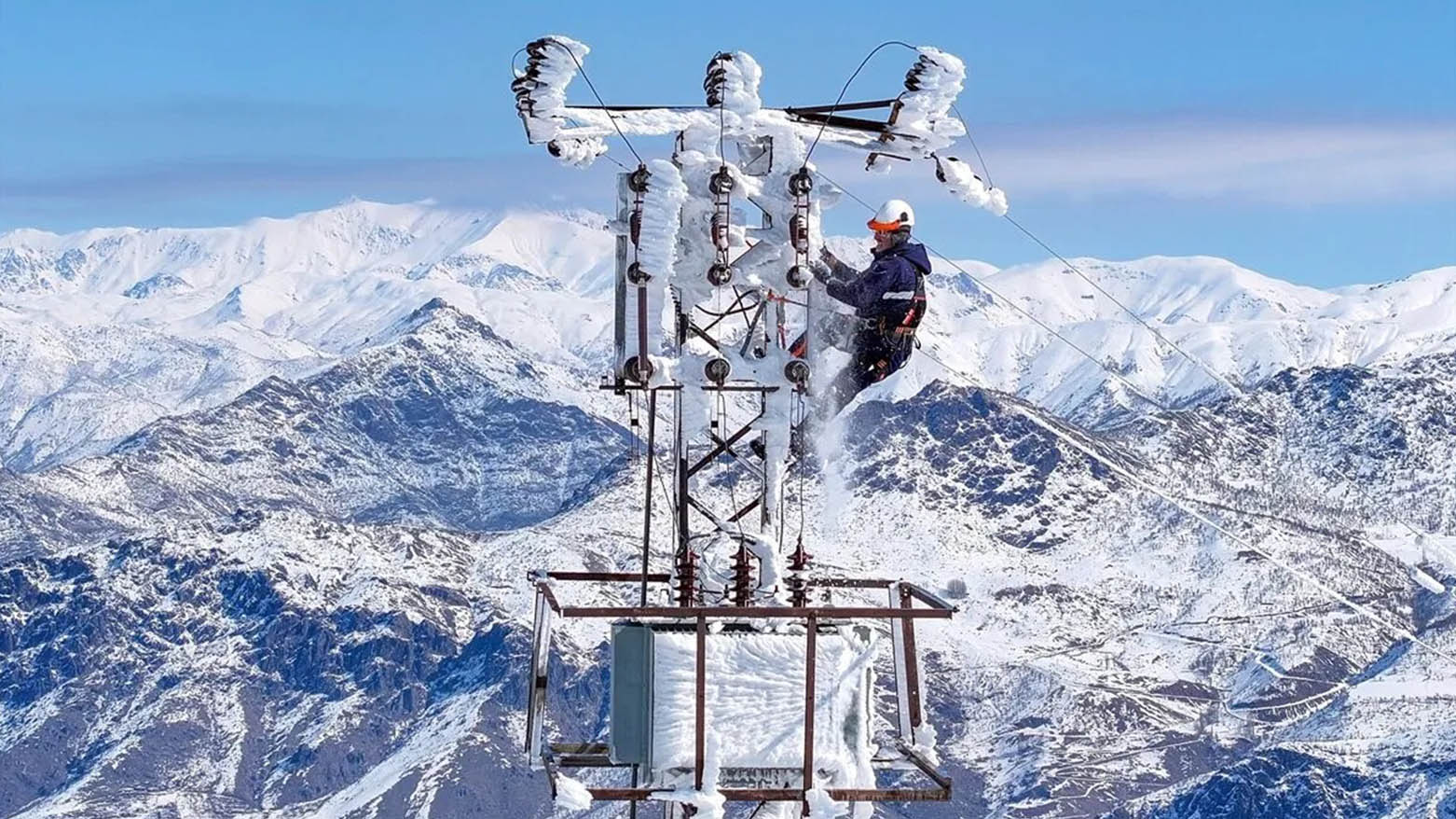 Ji ber barîna berfê hêlên elektrîkê yên Rûbarokê qut bûn