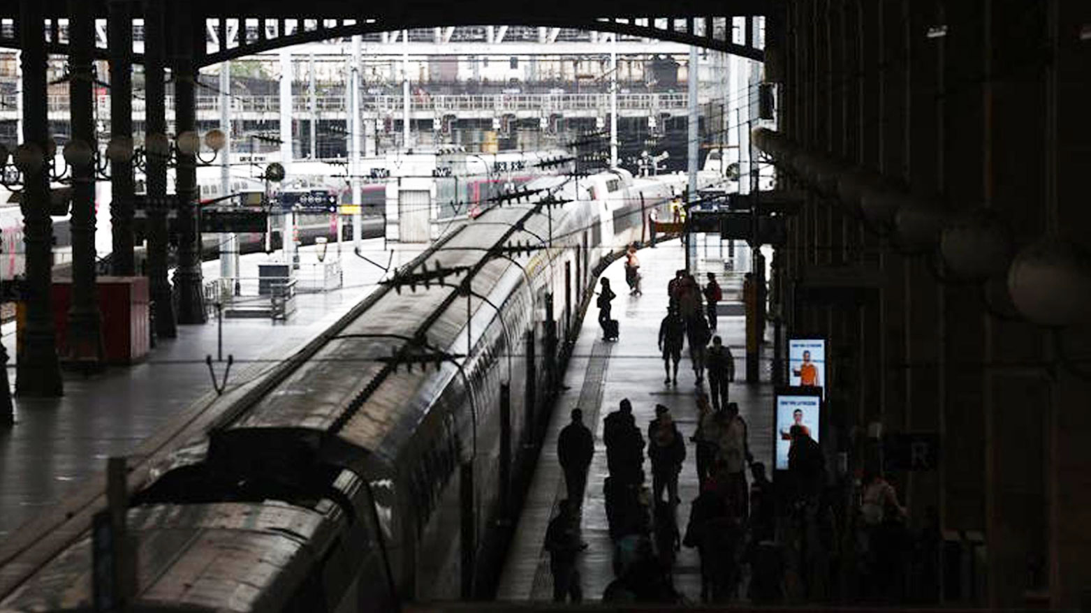 قنبلة من الحرب العالمية تعطّل حركة القطارات بمحطةٍ في باريس