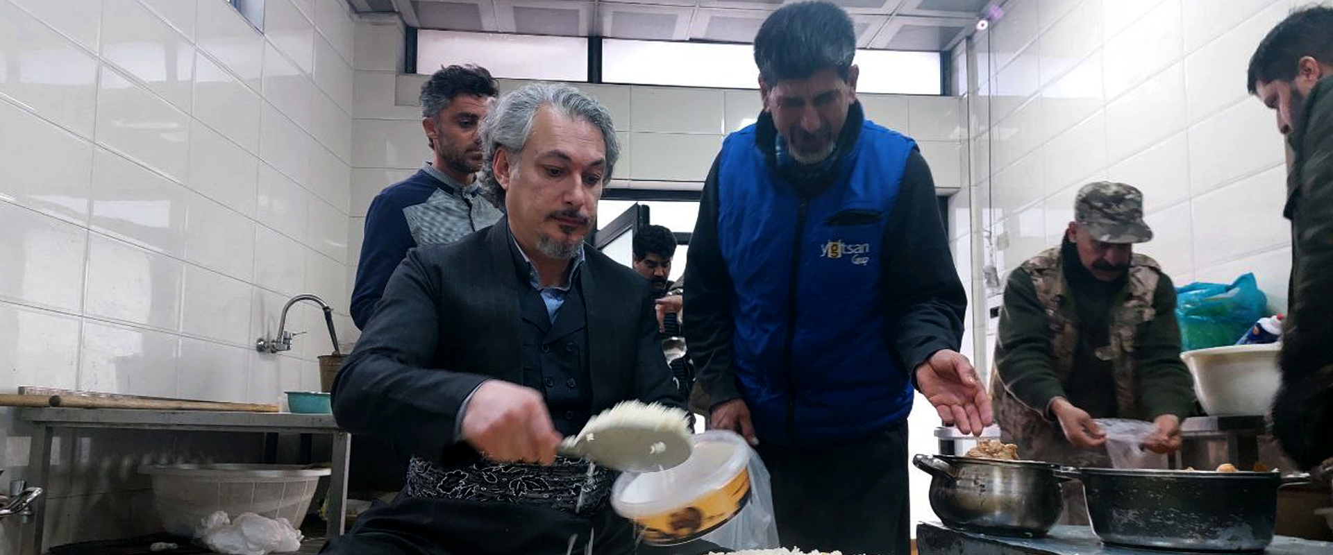 چێشتی بەربانگ لە مزگەوتی گەورەی سلێمانی